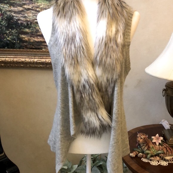 SKIES ARE BLUE  Open Front Waterfall Style Gray Knit Vest Faux Fur Trim Women Sm - Picture 3 of 16